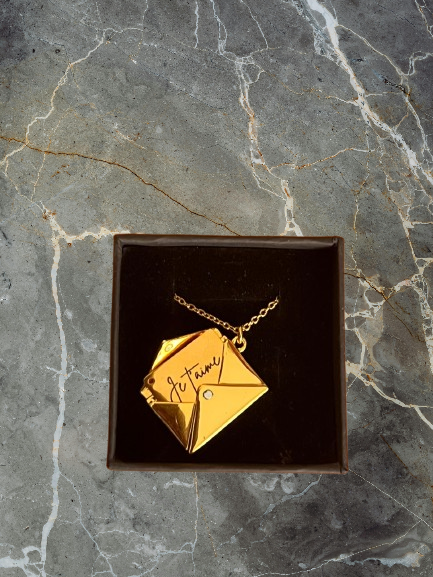 Collier "Je t’aime" – Un symbole d’amour à garder tout contre le cœur